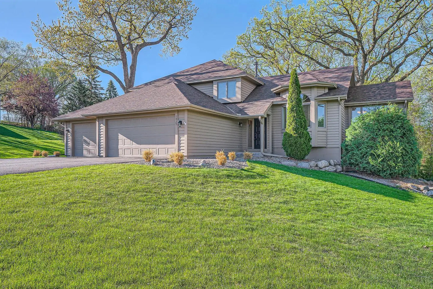 1825 Woodstone Drive, Victoria, MN 55386