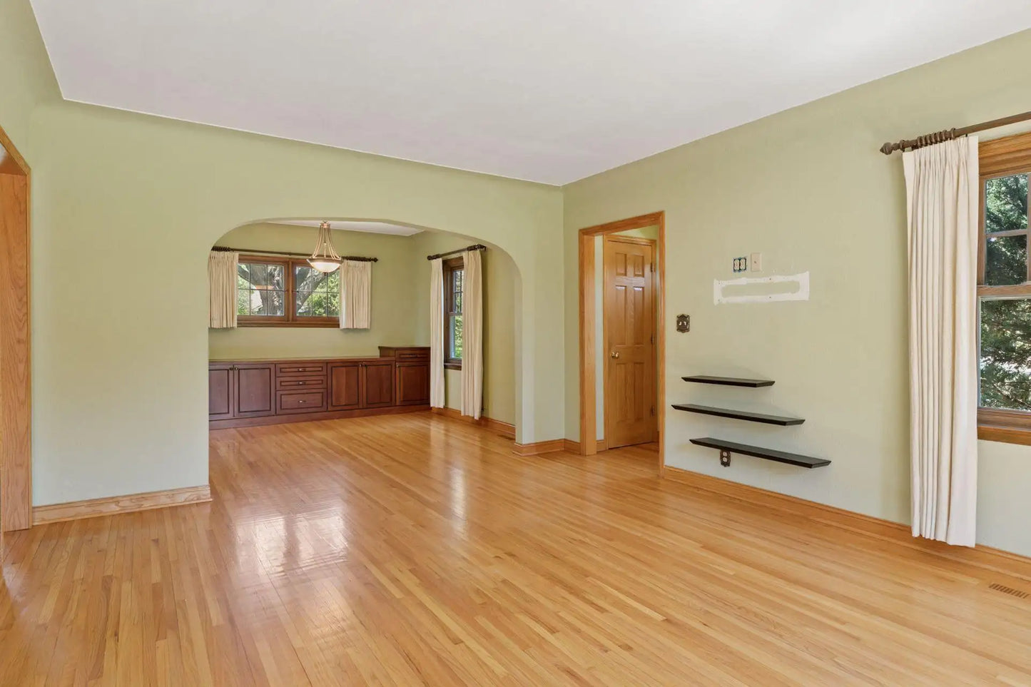 1635 Dodd Road, Mendota Heights, MN 55118