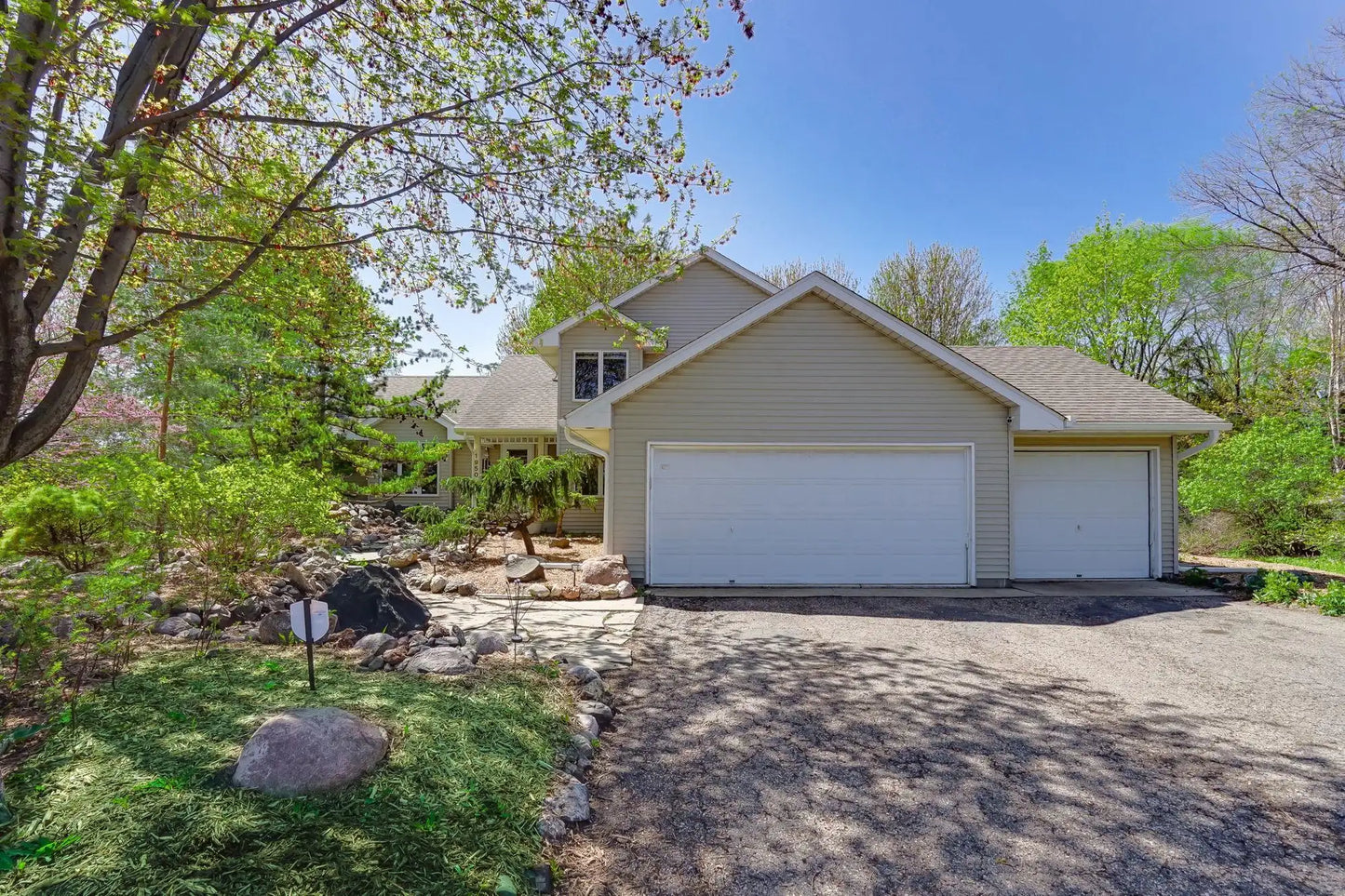 1950 Park Ridge Court, Chaska, MN 55318