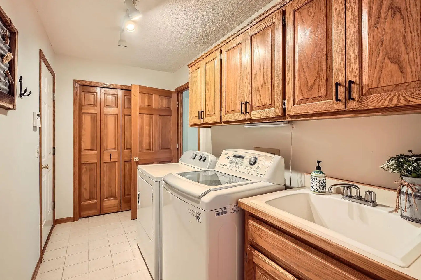 1825 Woodstone Drive, Victoria, MN 55386