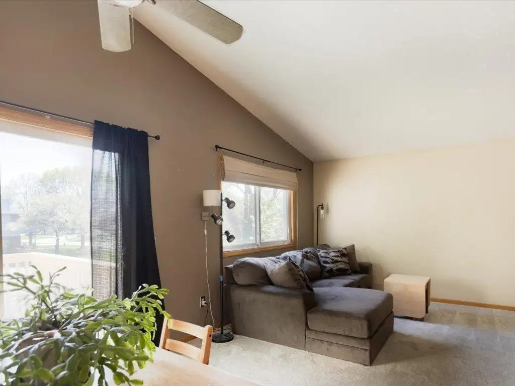 1042 Aston Circle, Burnsville, MN 55337