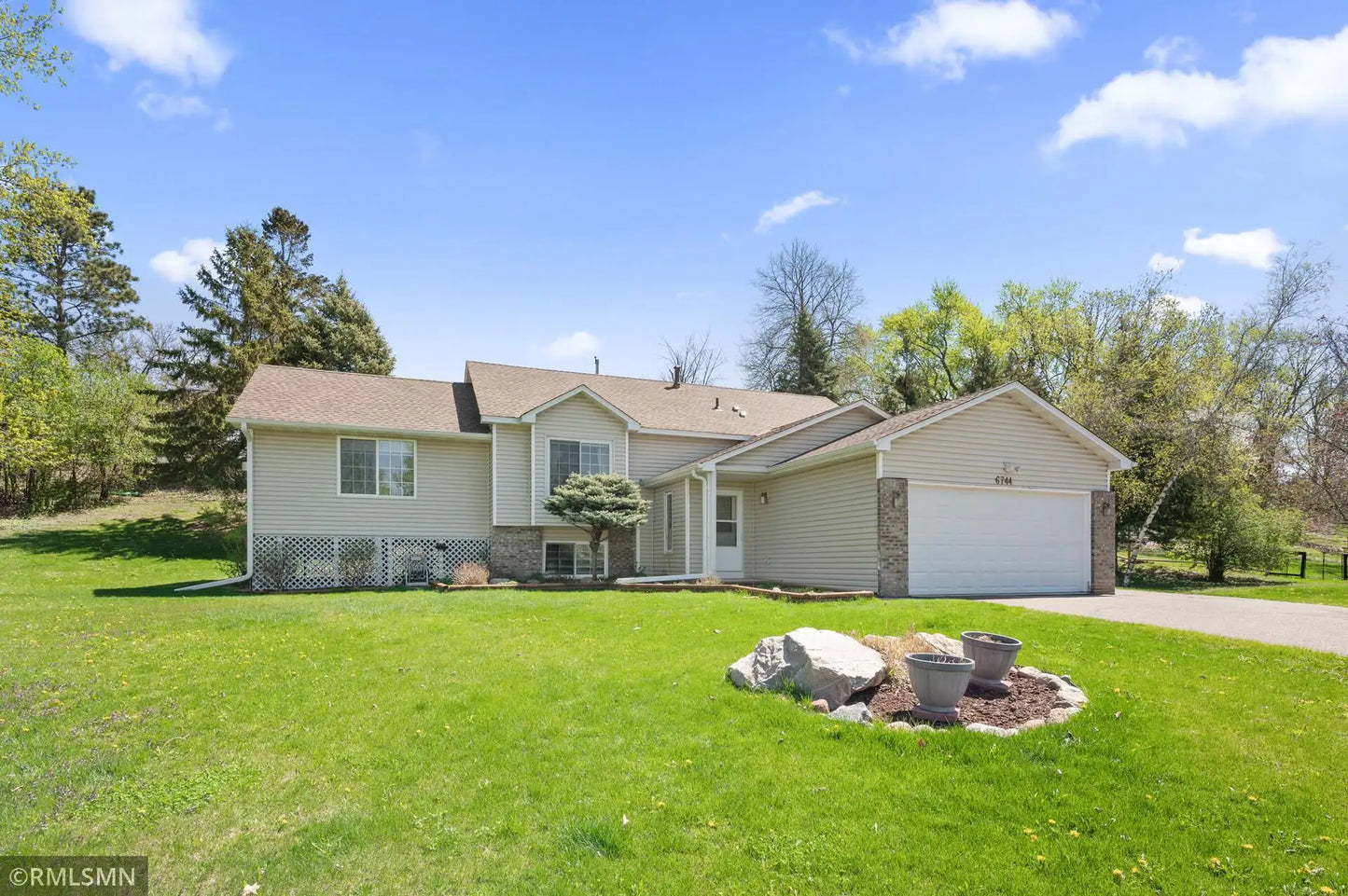 6744 13th Street Court, Oakdale, MN 55128