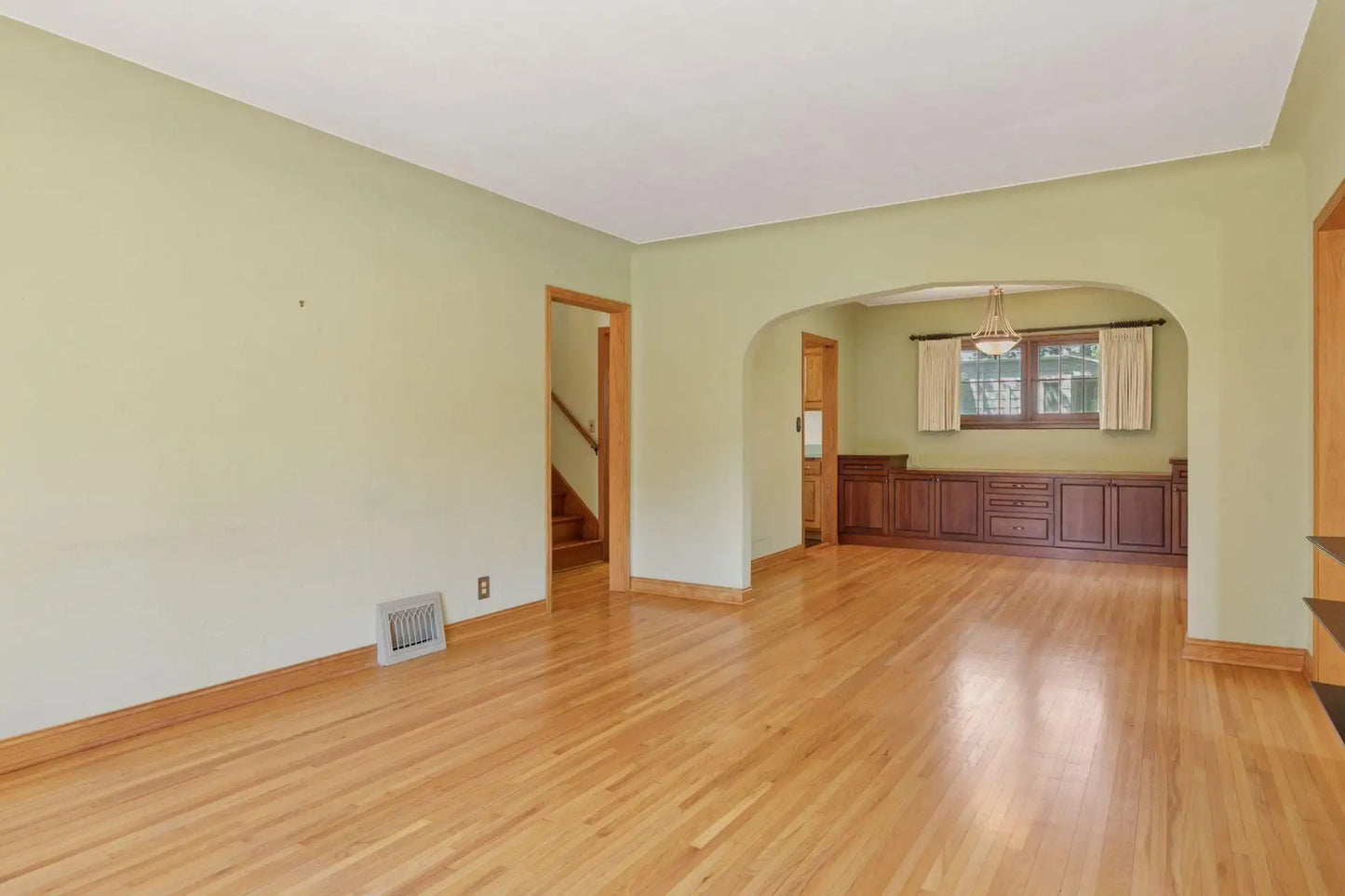 1635 Dodd Road, Mendota Heights, MN 55118