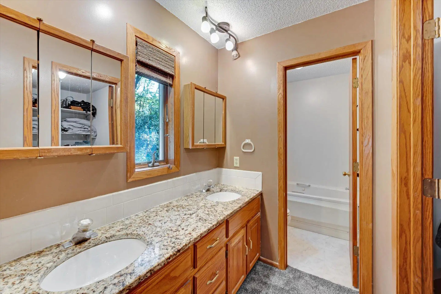 771 County Road B2 , Little Canada, MN 55117