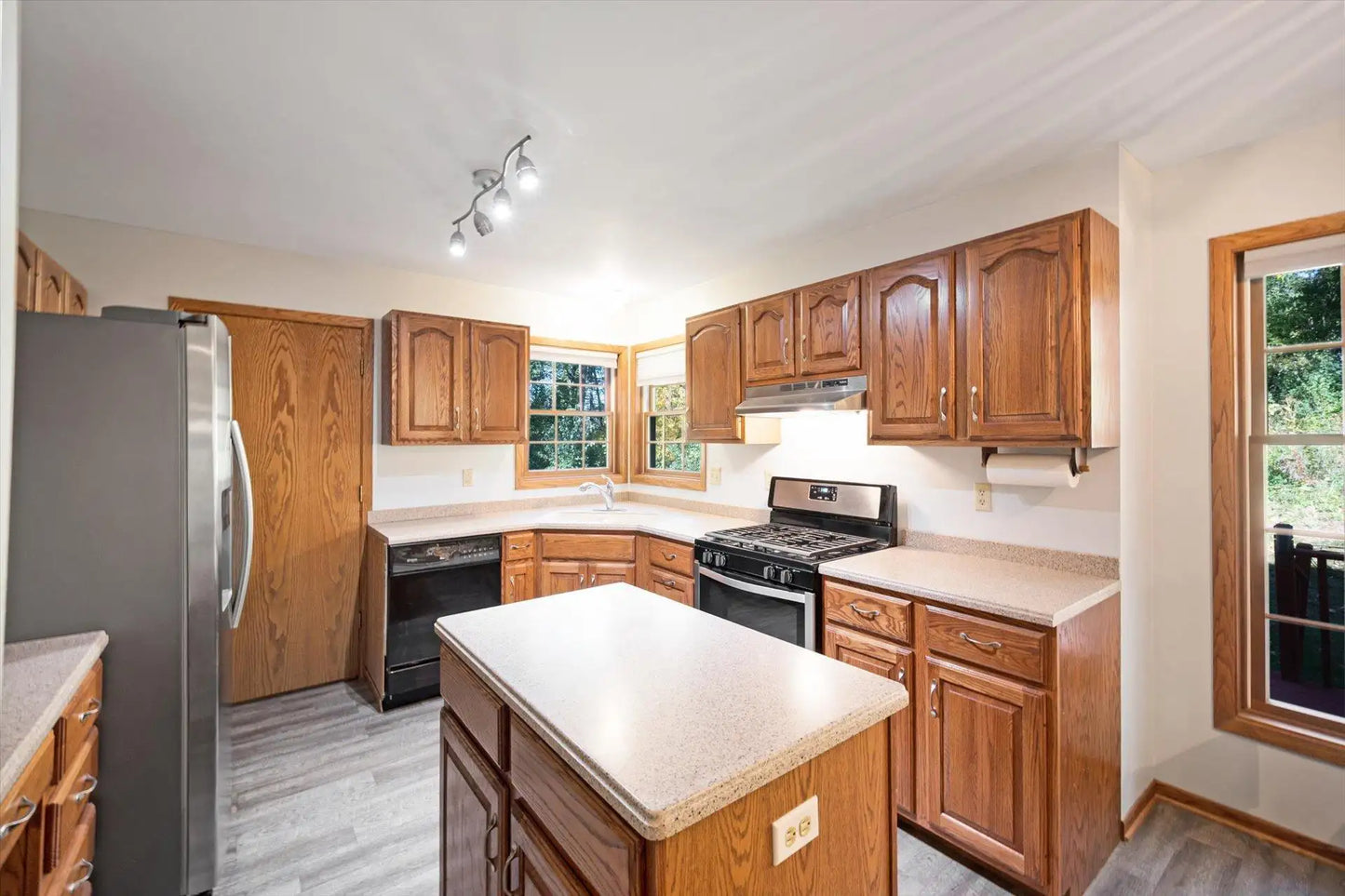 771 County Road B2 , Little Canada, MN 55117