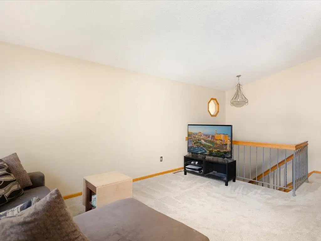1042 Aston Circle, Burnsville, MN 55337