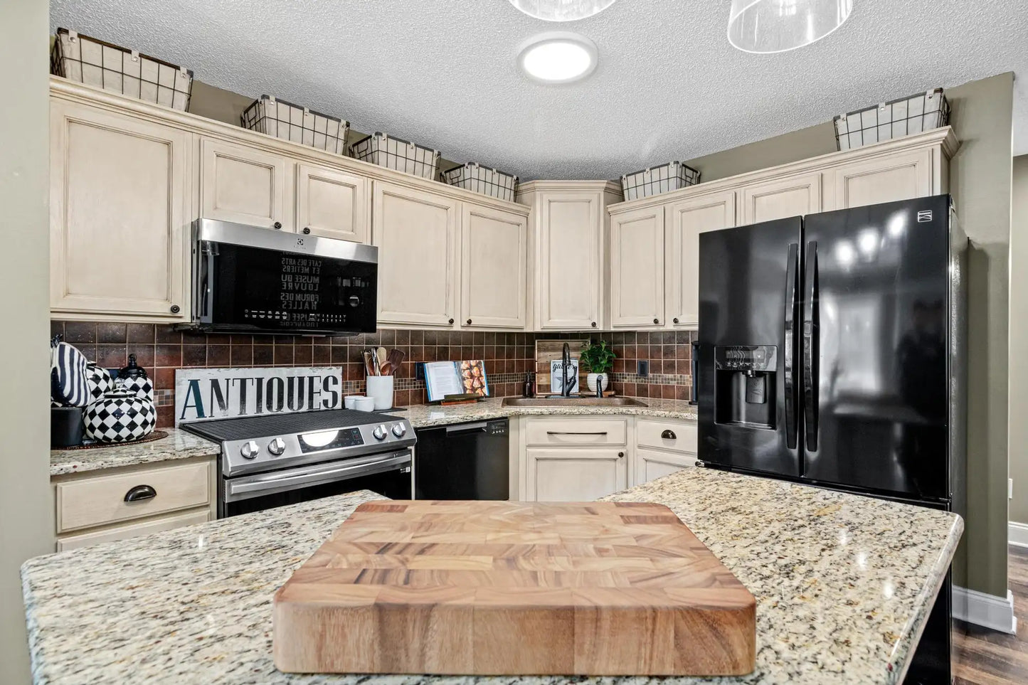 3595 Genevieve Avenue, Oakdale, MN 55128