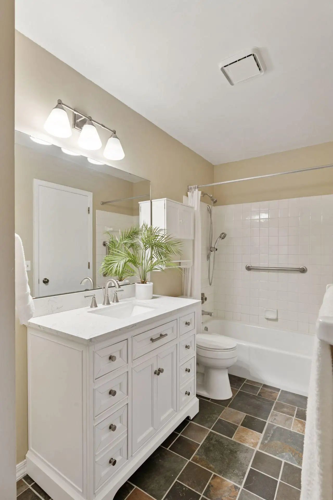 833 Evergreen Circle, Burnsville, MN 55337