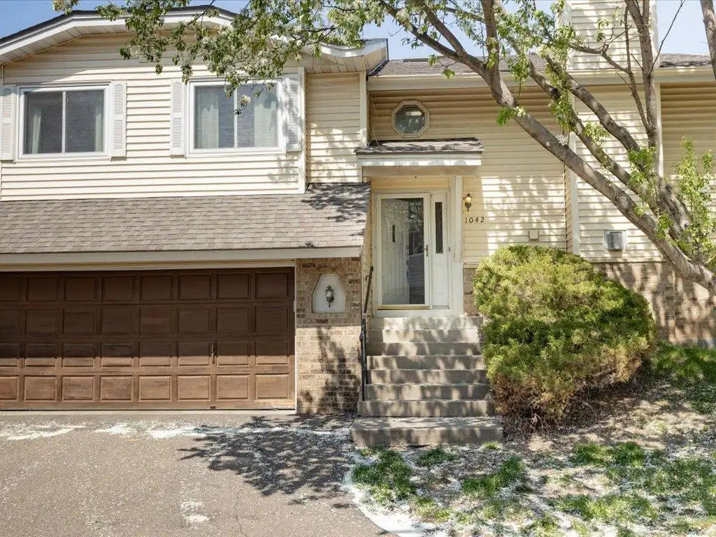 1042 Aston Circle, Burnsville, MN 55337