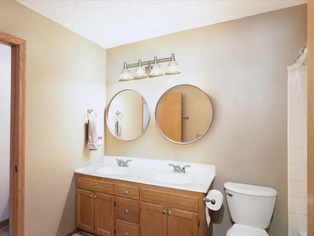 1042 Aston Circle, Burnsville, MN 55337