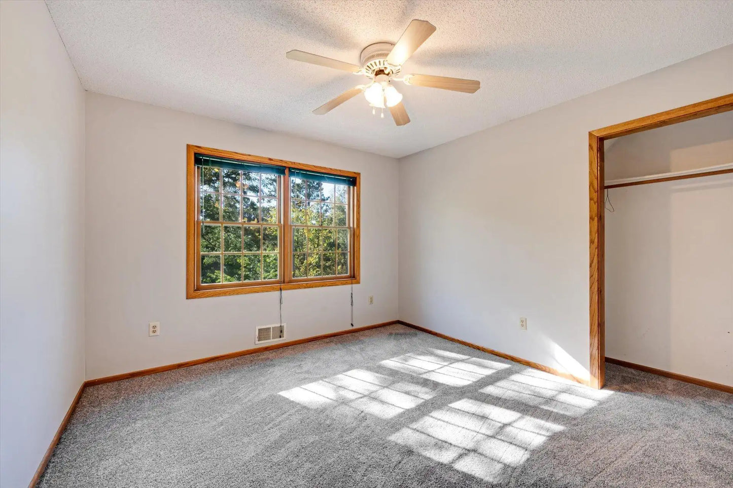 771 County Road B2 , Little Canada, MN 55117