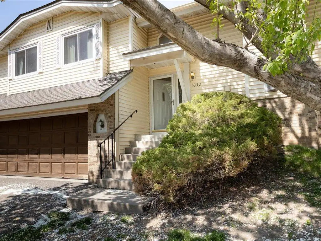 1042 Aston Circle, Burnsville, MN 55337