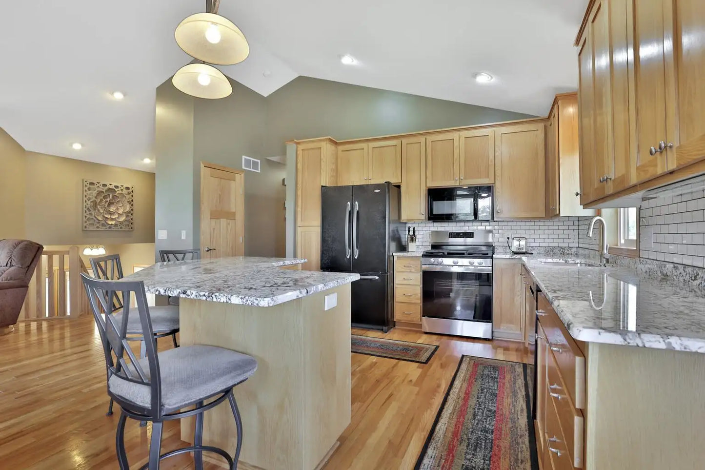 6136 Goodview Trail Circle, Hugo, MN 55038