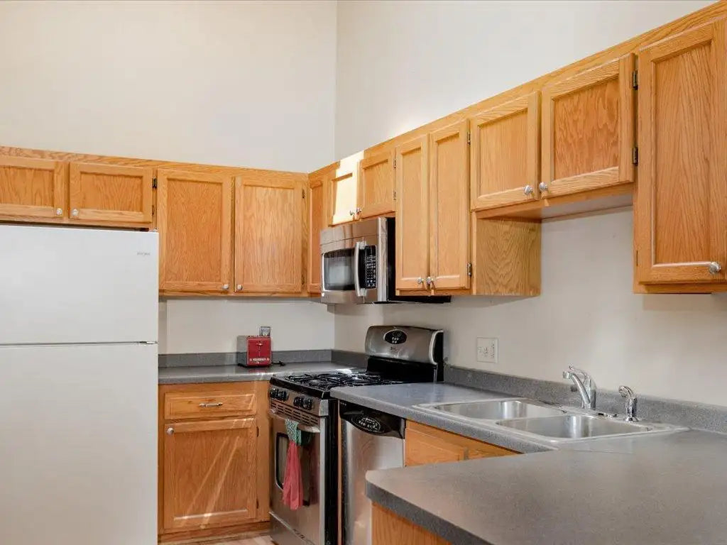 1042 Aston Circle, Burnsville, MN 55337