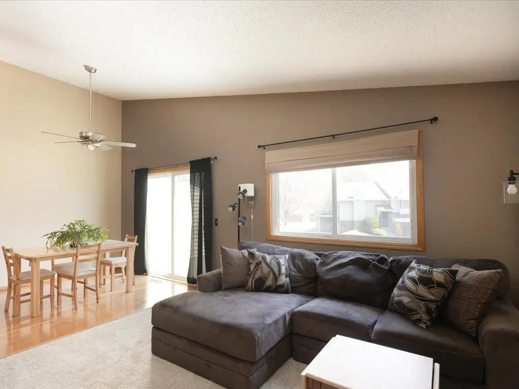 1042 Aston Circle, Burnsville, MN 55337