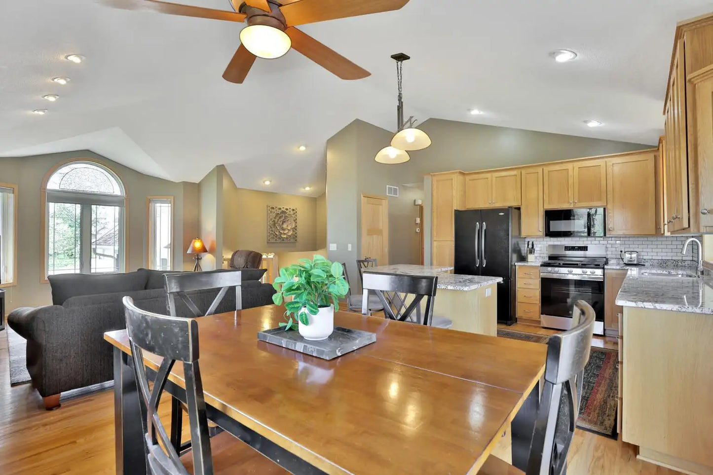 6136 Goodview Trail Circle, Hugo, MN 55038