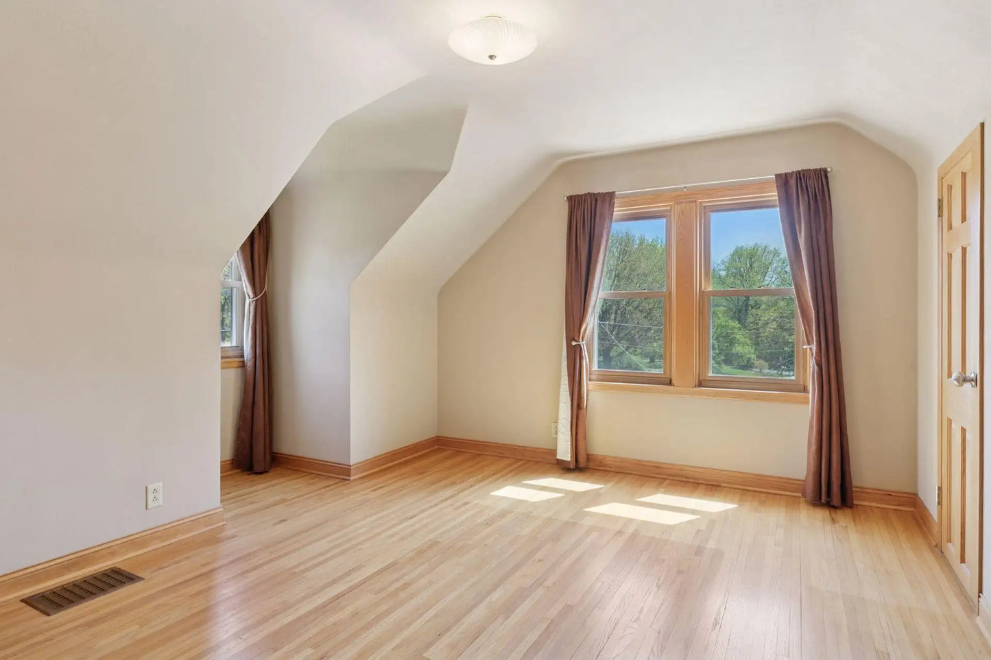 1635 Dodd Road, Mendota Heights, MN 55118