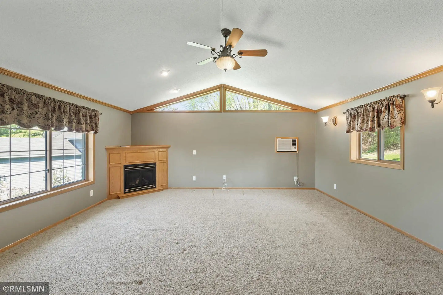 6744 13th Street Court, Oakdale, MN 55128