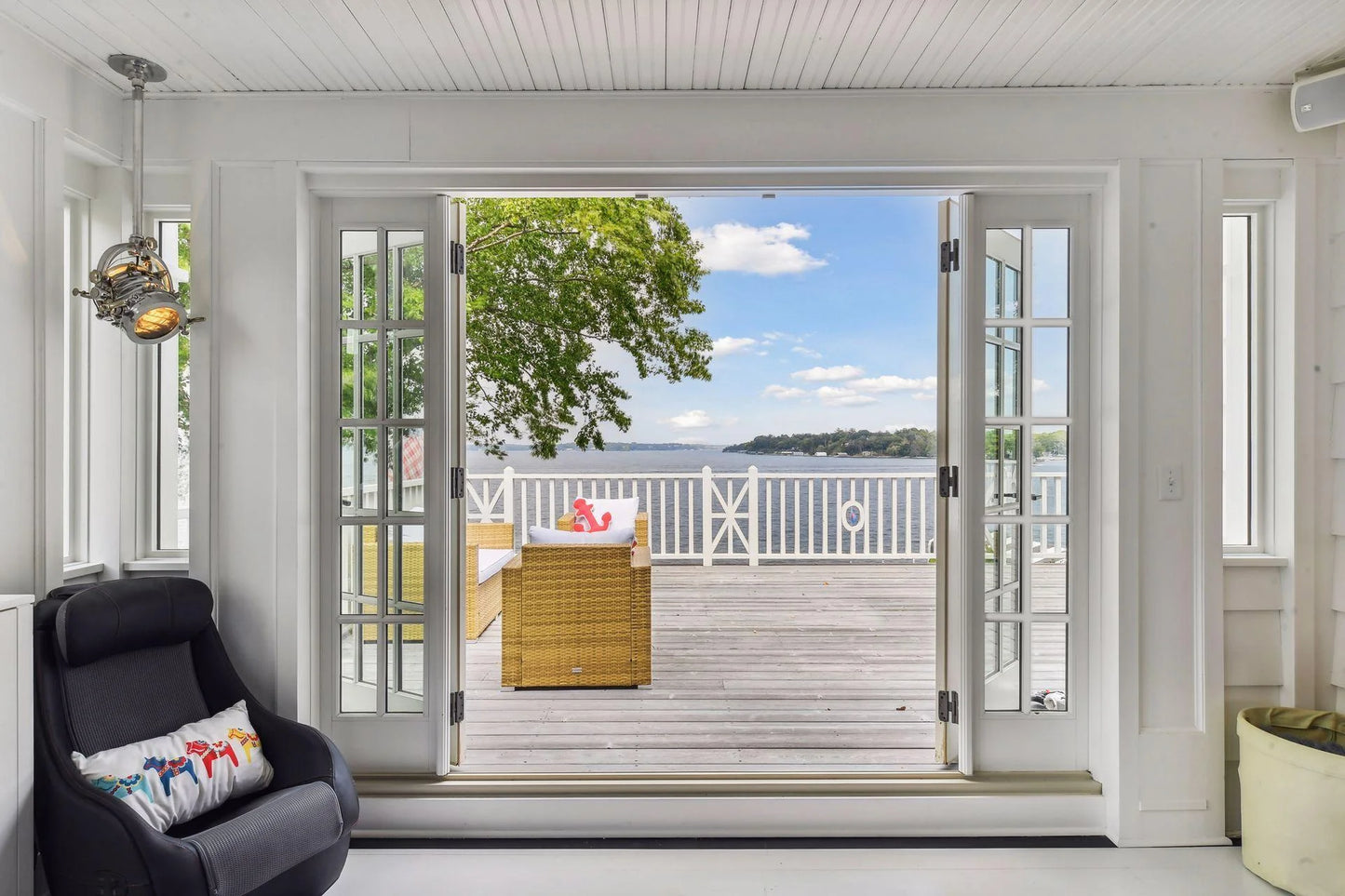 20100 Lakeview Avenue, Deephaven, MN 55331
