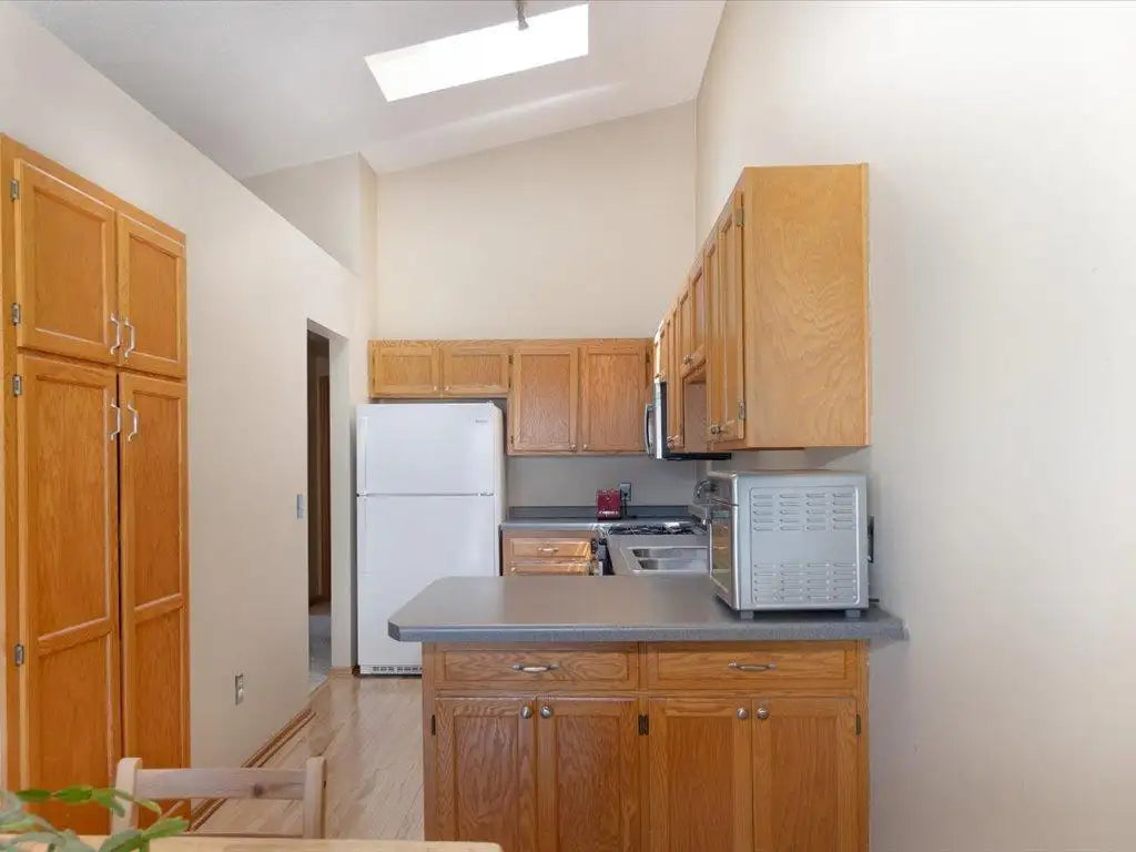 1042 Aston Circle, Burnsville, MN 55337