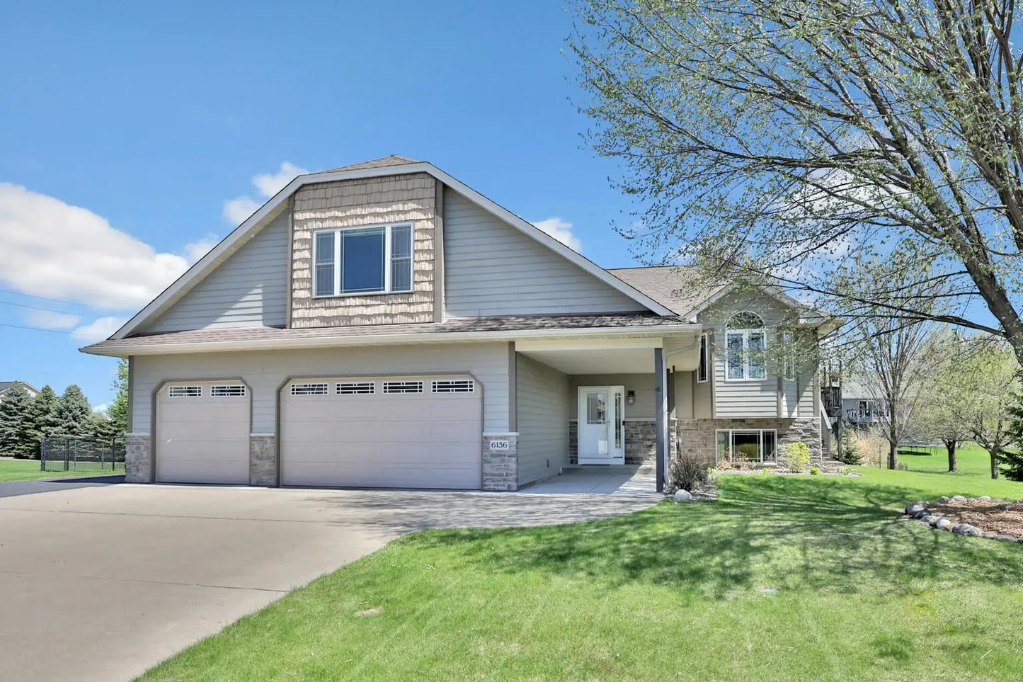 6136 Goodview Trail Circle, Hugo, MN 55038