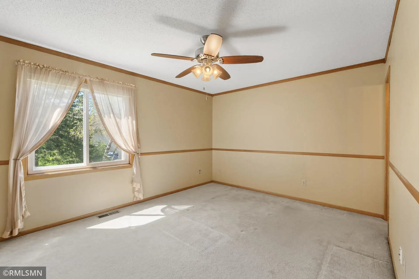 6744 13th Street Court, Oakdale, MN 55128