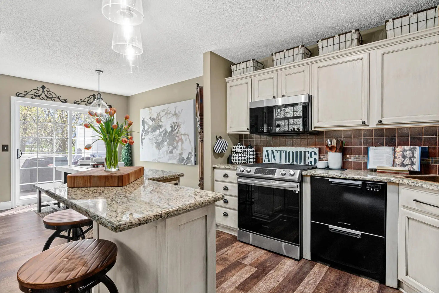 3595 Genevieve Avenue, Oakdale, MN 55128