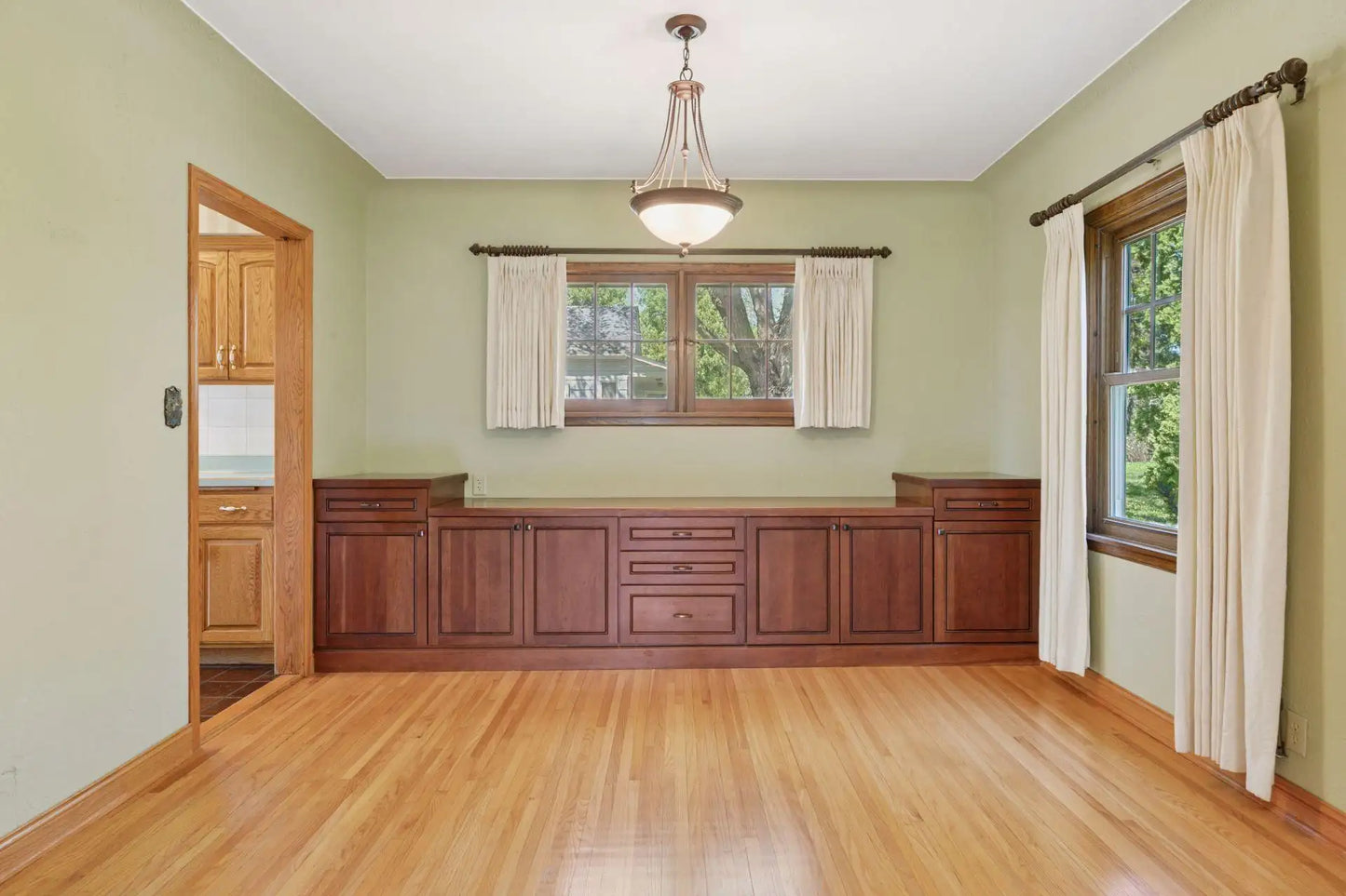 1635 Dodd Road, Mendota Heights, MN 55118